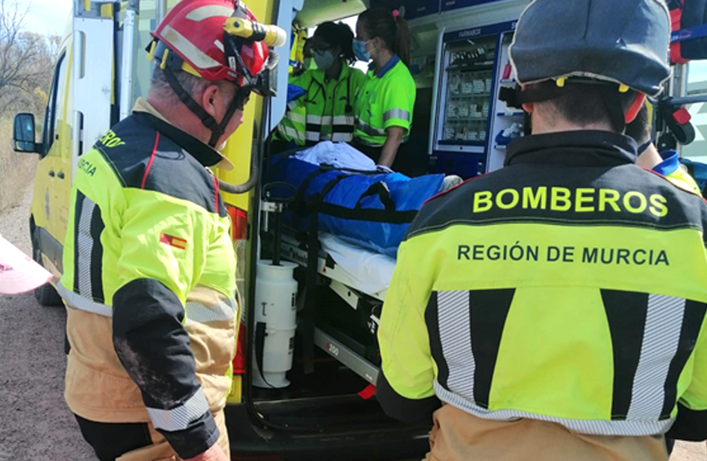 Rescatan a un trabajador herido al caer su vehículo a un canal en Lébor Bajo